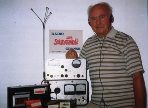 Fot. Ze zbiorów AKKS sygn. 347/145 – Mieczysław Wędrowski z nadajnikiem radiowym (2010r).