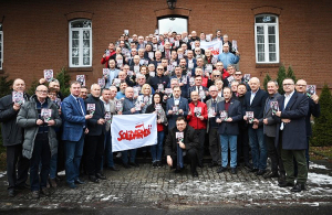 Członkowie Komisji Krajowej z kartkami pocztowymi dedykowanymi białoruskim opozycjonistom