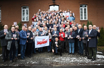 Członkowie Komisji Krajowej z kartkami pocztowymi dedykowanymi białoruskim opozycjonistom