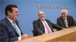od prawej: szef MSW Horst Seehofer jest „usatysfakcjonowany bez zastrzeżeń”, minister gospodarki Peter Altmeier mówi o „naprawdę dobrym dniu dla Niemiec” a szef resortu pracy Hubertus Heil o „pragmatycznym i życiowym” rozwiązaniu.