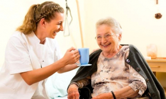 Niemiecka płaca minimalna dla opiekunek i opiekunów. Ważny wyrok dotyczący czasu pracy Federalnego Sądu Pracy