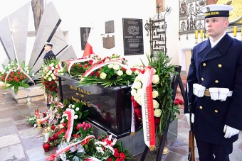 Znicze, wieńce i msze święte pamięci ofiar smoleńskiej tragedii