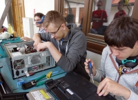 Niepewne warunki pracy dla młodych. Europejska kampania na rzecz podwyżek.