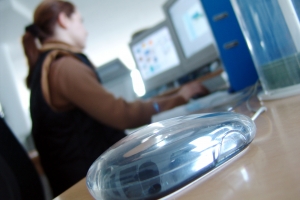 Administracja państwowa zatrudnia na śmieciówkach. Raport NIK.