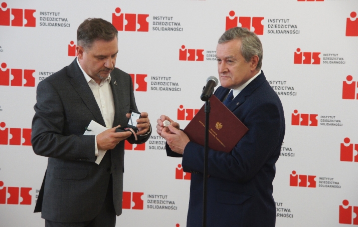 Piotr Duda przekazał wicepremierowi okolicznościową monetą z okazji 40-lecia Solidarności