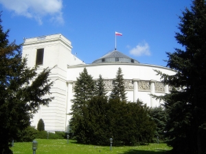 Sejm: umowa o pracę - na piśmie, przed podjęciem zatrudnienia