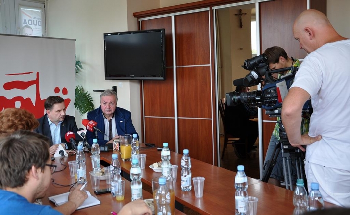 Bez dodatkowych pytań, naszej demokracji grozi kompromitacja