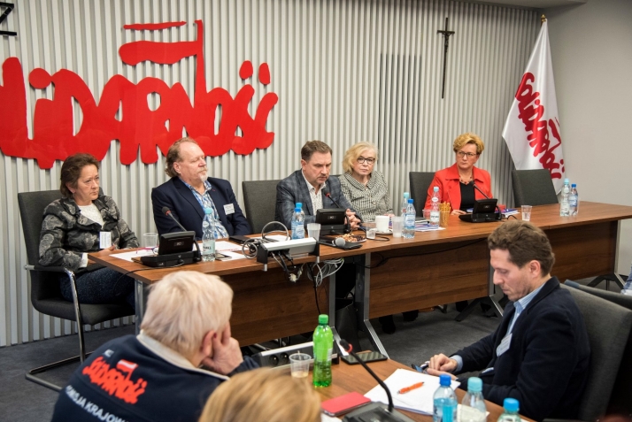 Nie odejdziemy od stołu, gdy wywalczymy podwyżki dla pielęgniarek. W &quot;S&quot; są też inne zawody!