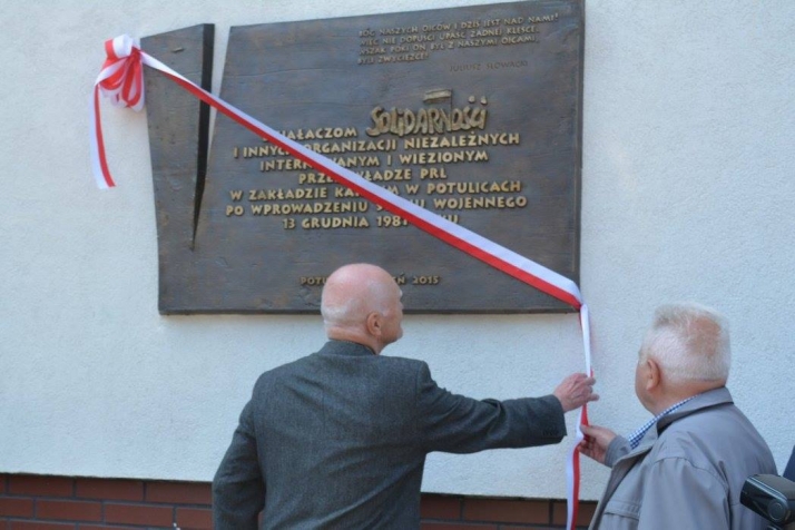 Pamiątkowa tablica w Potulicach