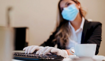 Czwarty etap znoszenia ograniczeń związanych z COVID-19: z rozwagą i bacząc na innych!