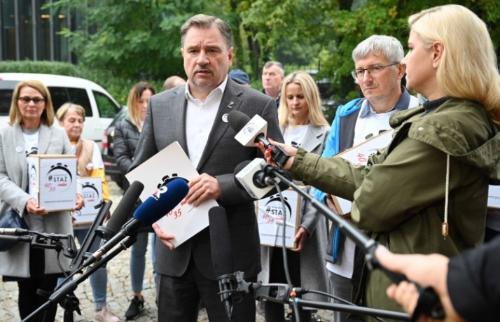 Solidarność złożyła w Sejmie podpisy pod projektem ustawy #EmeryturaZaStaż