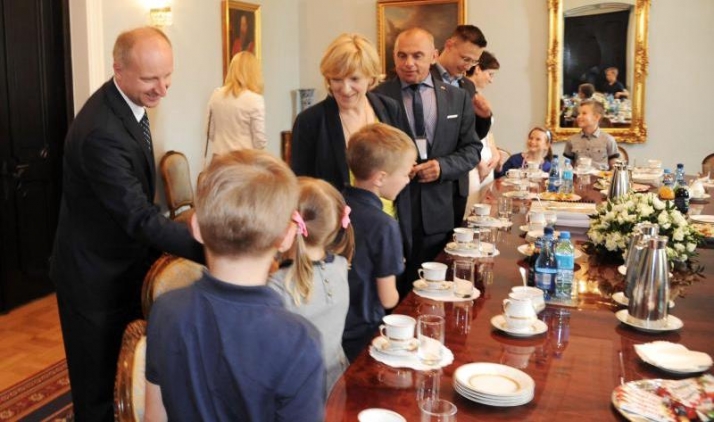 Ograniczenie handlu w niedzielę. Prezydencki minister odebrał petycję