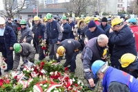 Kwiaty i znicze pod pomnikiem Poległych Stoczniowców