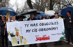 Solidarność wyszła na ulice polskich miast w obronie św. Jana Pawła II