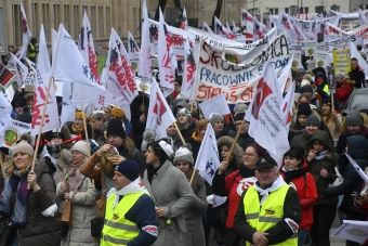 Manifestacja pracowników sądów i prokuratur „Ostatki u premiera”