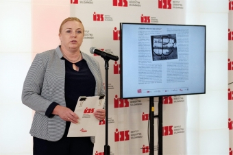 Joanna Lewandowska z IDS - autor wystawy "Człowiek rodzi się i żyje wolny", podczas prezentacji w Sali BHP