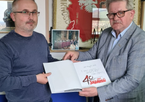 Przew. ZR Tadeusz Majchrowicz wręcza Album 40-lecia &quot; Solidarności &quot; Przewodniczącemu Komisji Zakładowej Przemysławowi Laskowi / FB NSZZ &quot;Solidarność&quot; Region Podkarpacie
