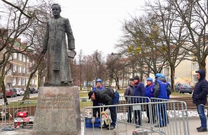 Pomnik prałata Henryka Jankowskiego powrócił na skwer przy bazylice św. Brygidy