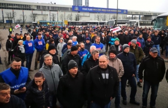 Wiec przed bramami FCA: Jesteśmy Solidarnością i dlatego wygramy!