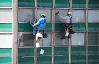 Co trzeci pracownik po śmieciówce otrzymuje etat. Badanie IBE