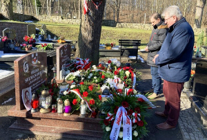 Ku czci Żołnierzy Wyklętych. Delegacja Solidarności na grobach „Inki” i „Zagończyka”