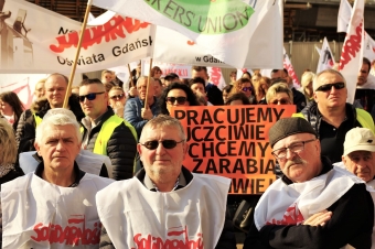 Pikieta przed Urzędem Wojewódzkim w Gdańsku w ramach protestu o "Piątkę Solidarności". Kwiecień 2019 r.