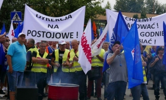 Pracownicy AMP demonstrowali w obronie miejsc pracy