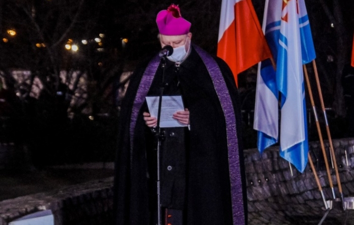 Bp Wiesław Szlachetka przemawiający na obchodach 50. rocznicy Grudnia &#039;70 w Gdyni