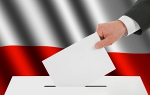 Coraz więcej Polaków uznaje wyższość demokracji. Badanie CBOS