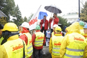 To jest referendum obywatelskie! Trwa pikieta przed parlamentem