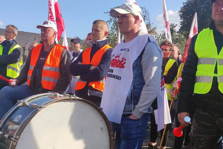 Pikieta przed bramą Huty Pokój w Rudzie Śląskiej