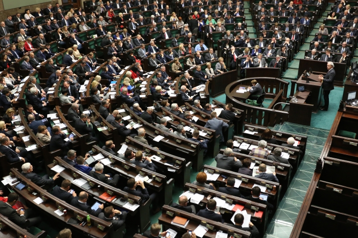 Polacy w sondażach: rząd do dymisji, sejm bez autorytetu