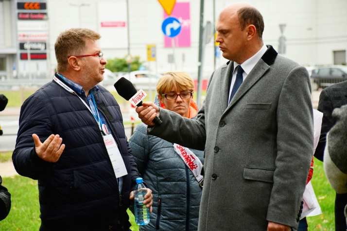 Po wprowadzeniu zakazu handlu w niedzielę pracodawcy mszczą się na związkach zawodowych