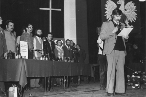 Poranek 6 lutego 1981 r.– Patrycjusz Kosmowski odczytuje projekt porozumienia kończącego podbeskidzki strajk generalny