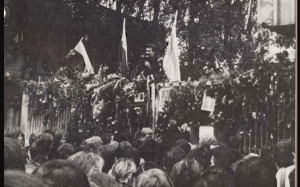 Brama nr 2 Stoczni Gdańskiej im. Lenina podczas strajku. Przemawia Lech Wałęsa - Wikipedia domena publiczna
