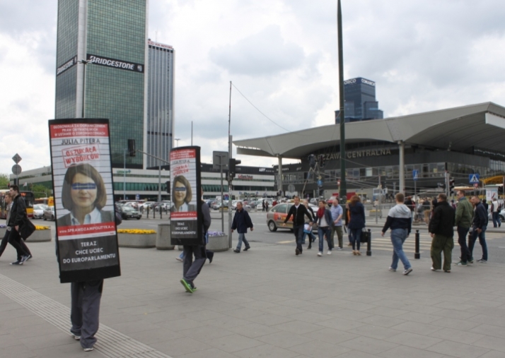 Julia Pitera na plakatach w Warszawie