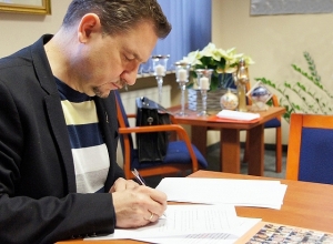Piotr Duda gratuluje posłom