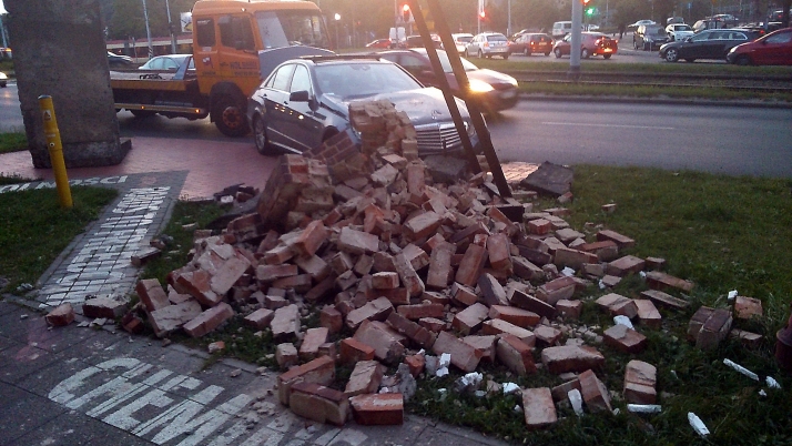 Runął historyczny mur