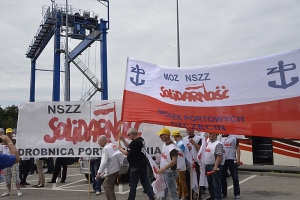 pikieta przed siedzibą DCT Gdańsk, 21 lipca 2015
