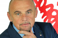 "To karygodne, że Poczta Polska wykorzystuje furtkę, podpisując umowy z dużymi sieciami jak Biedronka"